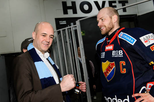 Statsminister Fredrik Reinfeldt jublar med Djurgårdens