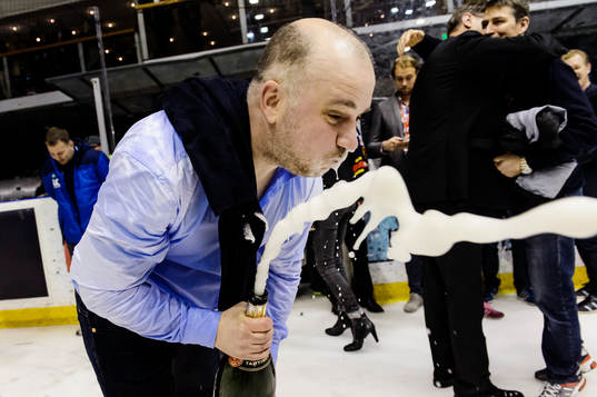 Djurgårdens assisterende tränare Stefan Nyman  dricker