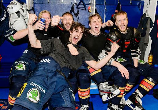 Djurgårdens spelare jublar i omklädningsrummet