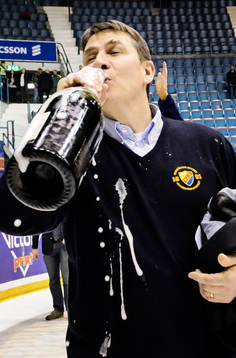 Djurgårdens tränare Hans Särkijärvi dricker champagne