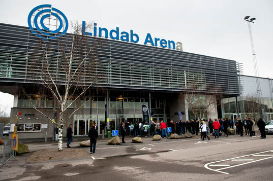 Publiken köar för att komma in till matchen i kvalserien