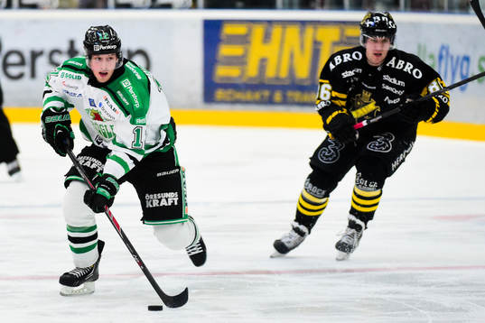 Rögles Erik Thorell driver upp pucken
