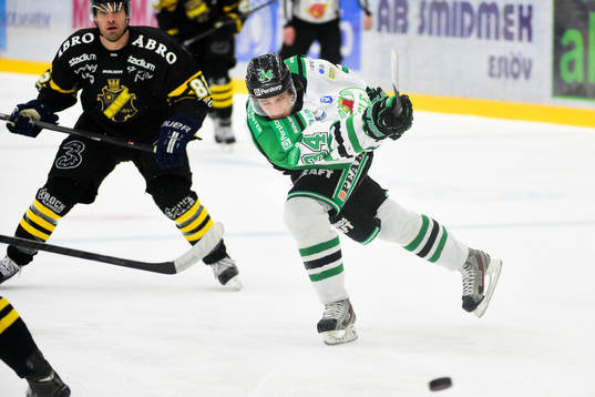 Rögles Daniel Zaar kommer fri men missar