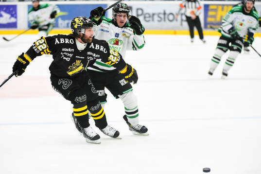 s Daniel Josefsson jagar puck