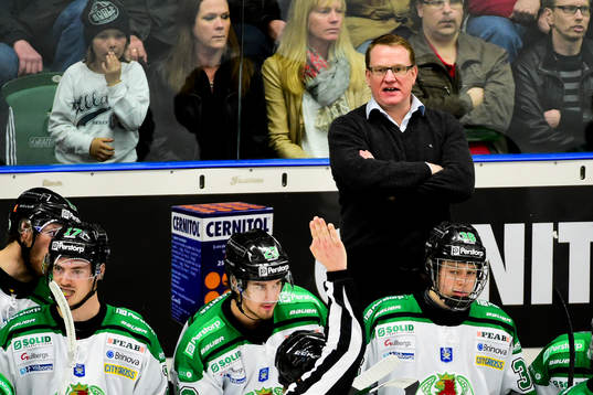 Rögles tränare Magnus Bogren reagerar på ett domslut