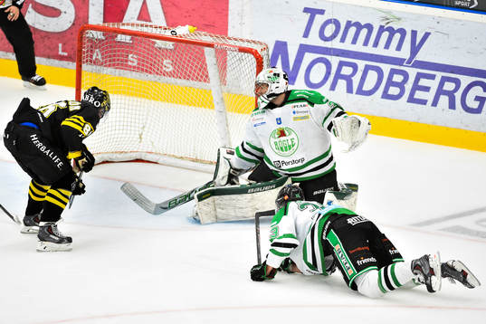 s Oscar Ahlström gör 3-2 bakom Rögles målvakt Kevin