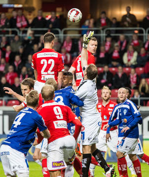 Åtvidabergs Henrik Gustavsson räddar en boll