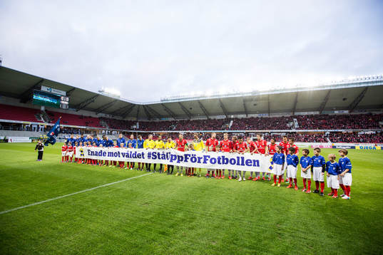 Enade mot våldet innan avspark fotbollsmatchen i  i