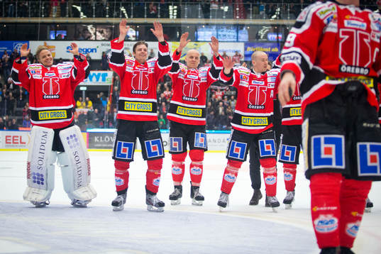 Örebros målvakt Henrik Lundberg och Tomas Skogs jublar