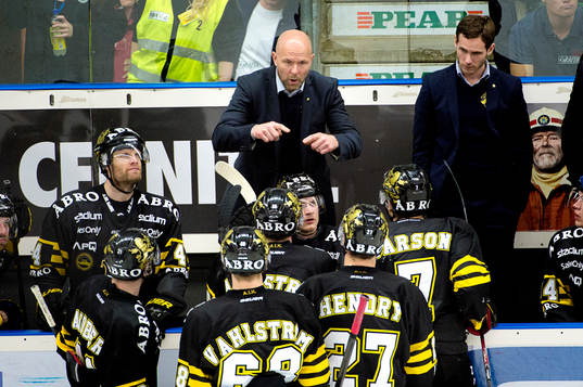 s tränare Mattias Norström instruerar