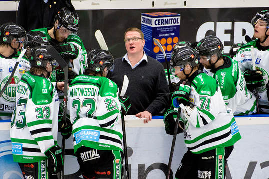 Rögles tränare Magnus Bogren håller time out