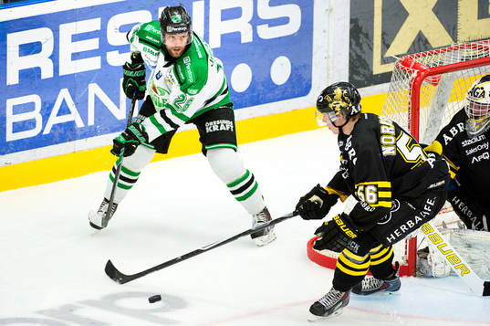 Rögles Jakob Johansson letar spelläge bakom kassen och