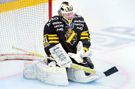 s målvakt Daniel Larsson deppar