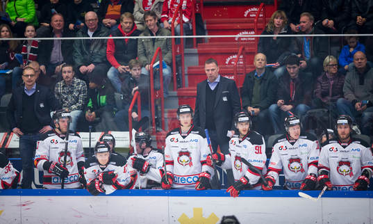 Deppigt i Malmö Redhawks bås med tränare Mats Lusth och