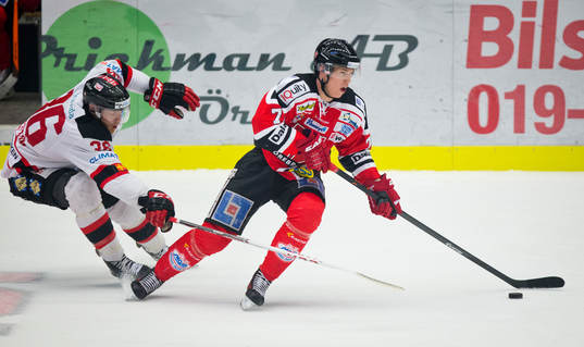 Örebros Jere Sallinen jagas av Malmö Redhawks David