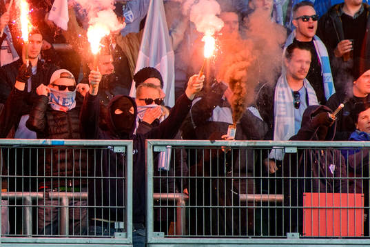 En maskerad supporter eldar bengaler