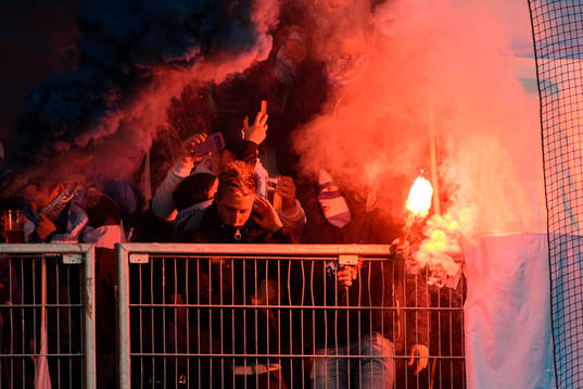 Malmös supportrar eldar bengaler innan fotbollsmatchen i