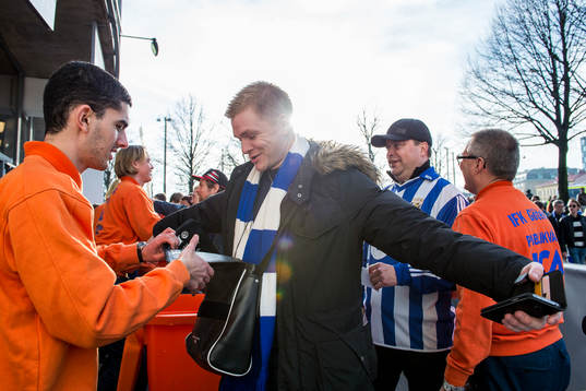 Säkerhetsvakter kollar igenom vad publiken tar med sig in