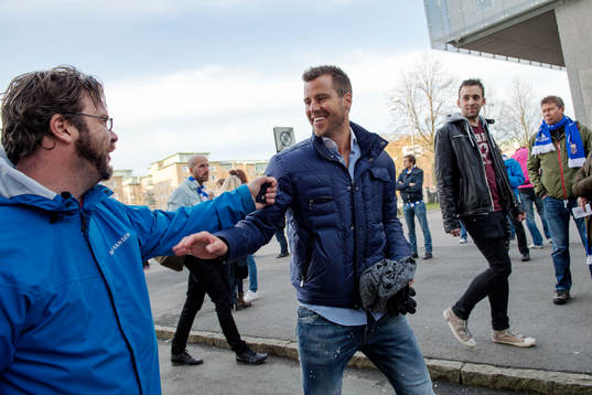 Pontus Farnerud hejar på en supporter innan