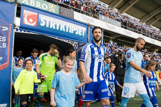 Lagen tågar in med lagkaptenerna Mattias Bjärsmyr, IFK