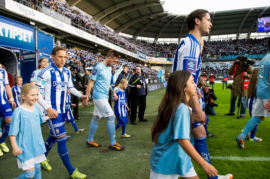 Lagen tågar in inna fotbollsmatchen i Allsvenskan mellan
