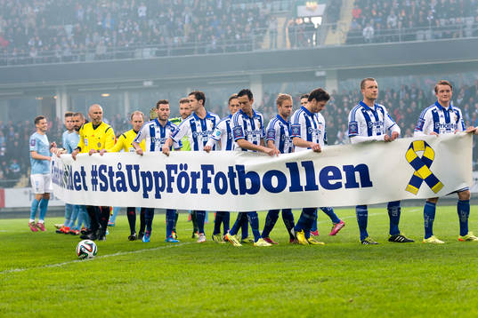 Lagen visar upp en gemensam banderoll mot våldet innan