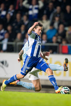 IFK Göteborgs Lasse Vibe går förbi Malmö FFs Pontus