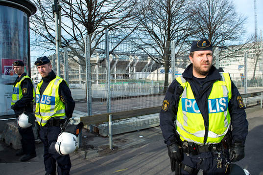 Poliser utanför arenan innan fotbollsmatchen i Allsvenskan