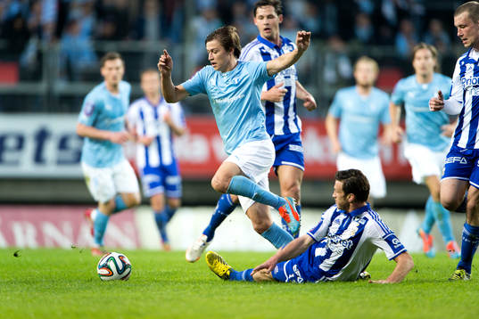 Malmö FFs Simon Thern går förbi IFK Göteborgs Gustav
