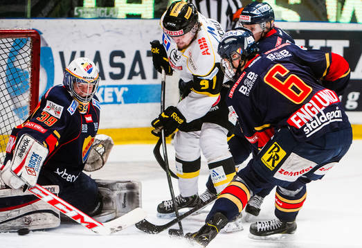 Djurgårdens  målvakt Adam Reideborn  räddar skott från