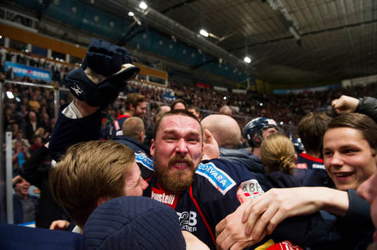 Djurgårdens  Mikael Ahlén  jublar