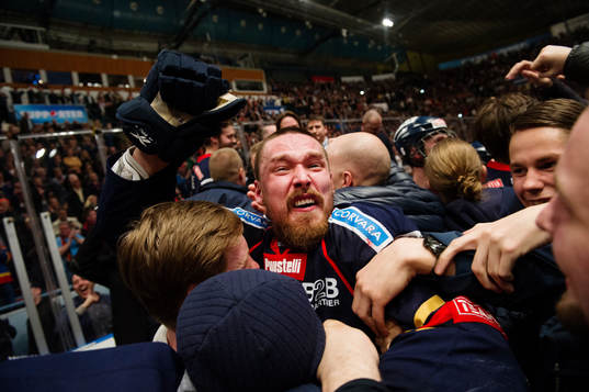 Djurgårdens  Mikael Ahlén  jublar