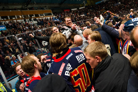 Djurgårdens  Joakim Eriksson  jublar med publiken