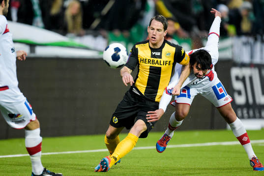 Hammarbys Johan Persson kämpar om bollen mot Assyriskas