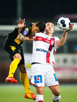Hammarbys Michael Timisela i en nickduell med Assyriskas