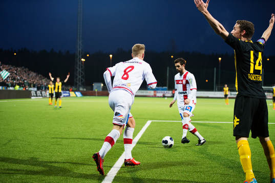 Hammarbys Fredrik Torsteinbø gestikulerar för att