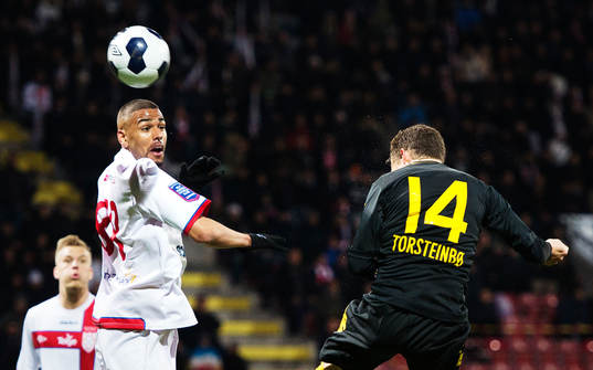 Assyriskas Kyle Konwea ser Hammarbys Fredrik Torsteinbø