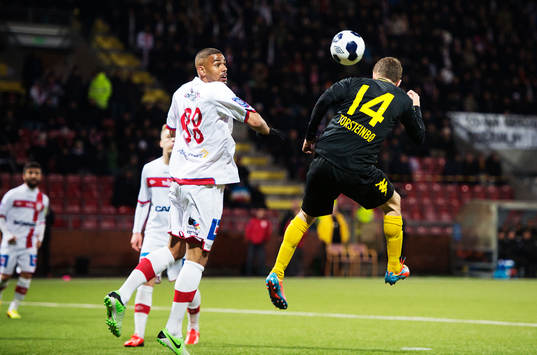 Assyriskas Kyle Konwea ser Hammarbys Fredrik Torsteinbø