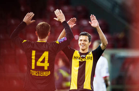 Hammarbys Fredrik Torsteinbø och Michael Timisela jublar