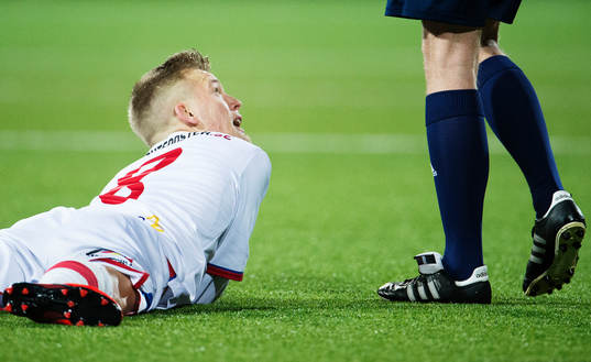 Assyriskas Jens Jacobsson tippar upp mot domaren Glenn