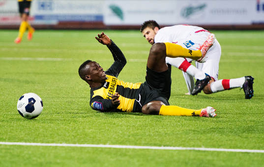 Hammarbys Amadaiya Rennie blir fälld av Assyriskas Linus