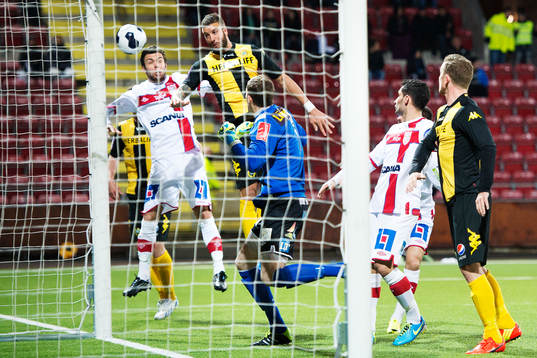 Hammarbys Andreas Haddad oroar framför mål