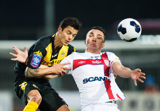 Hammarbys Michael Timisela i en nickduell med Assyriskas