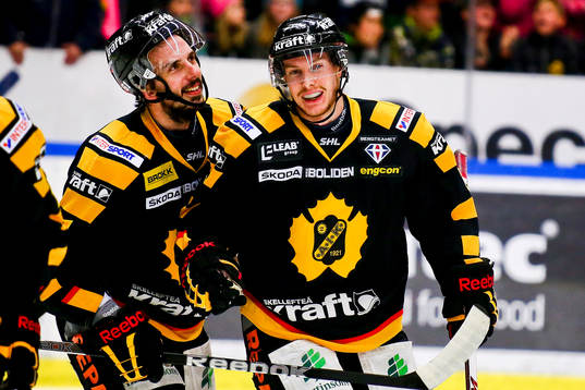 Skellefteås Niclas Burström och Fredrik Lindgren jublar
