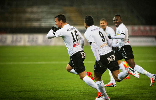 Örebros Shpetim Hasani gör 1-0 och jublar med Ahmed Yasin