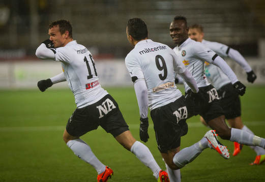 Örebros Shpetim Hasani gör 1-0 och jublar med Ahmed Yasin