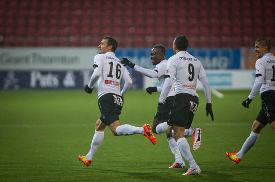 Örebros Shpetim Hasani gör 1-0 och jublar med Ahmed Yasin