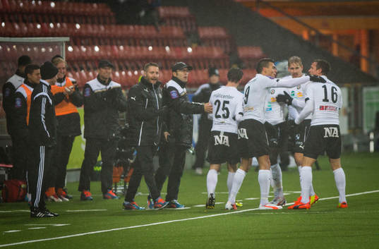 Örebros Shpetim Hasani gör 1-0 och jublar med Ahmed