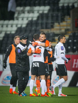 Örebros Shpetim Hasani gör 1-0 och jublar med tränare