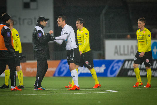 Örebros Shpetim Hasani gör 1-0 och jublar med tränare